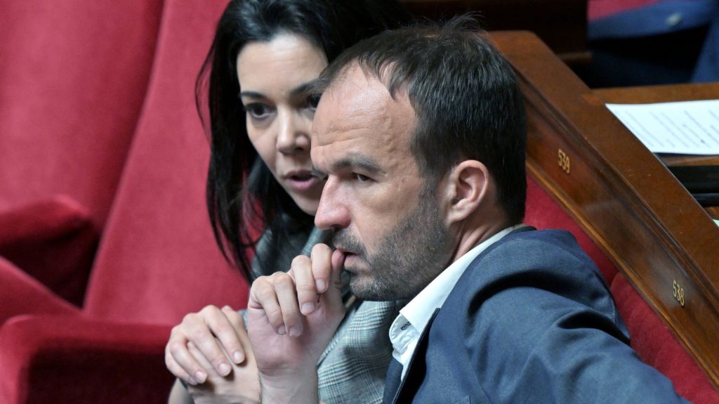 "Y aurait-il moyen de s'éviter des shitstorms à chaque visuel ?" : l'affiche caricaturant Cyril Hanouna sème le trouble dans les rangs de La France insoumise