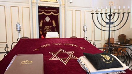 :
    le dernier publié



  



  


      

  

  
    
    Agression du rabbin d'Orléans : l’instrumentalisation du conflit entre Israël et le Hamas alimente l’antisémitisme en France

          L'agression d'un rabbin à Orléans a suscité une vive émotion et s'inscrit dans une recrudescence alarmante des actes antisémites en France. Bien que toutes les forces politiques aient condamné cet acte, des tensions subsistent autour de l'instrumentalisation du conflit israélo-palestinien, accusé de nourrir cette montée de haine.
    
    
          Diffusé le 24/03
                      
        3min