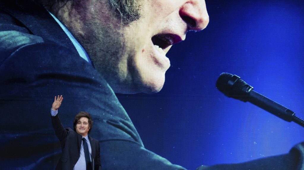 En Argentine, les dérives autoritaires du président Milei inquiètent la population

          Ces deux dernières semaines, le chef de l’État a multiplié les démonstrations de force et confirme une tendance à l'autoritarisme. Le gouvernement Milei ne semble pas avoir de limites.