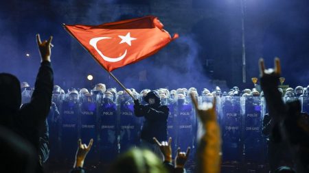 Pourquoi l'arrestation du maire d'Istanbul provoque-t-elle des manifestations monstres en Turquie ?