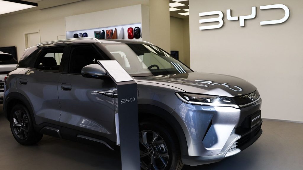 BYD, le leader mondial de la voiture électrique, promet une recharge aussi rapide qu'un plein d'essence.