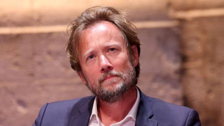 Le président du groupe socialiste à l'Assemblée, Boris Vallaud, annonce sa candidature à la tête du PS pour "réconcilier" le parti