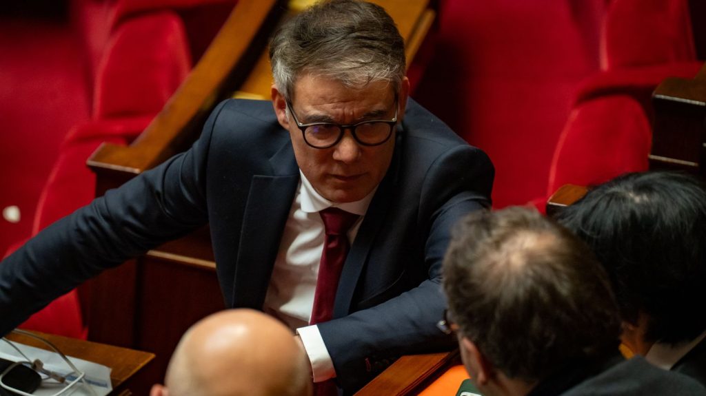 "Toutes les concessions obtenues sont cosmétiques" : des députés socialistes agitent de nouveau la menace de la censure

          Les socialistes reviennent à la charge et estiment que François Bayrou ne donne plus de gages à la gauche.
