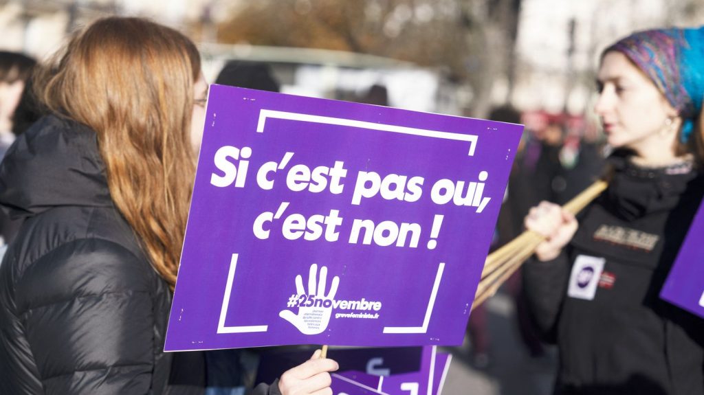 Introduire la notion de consentement dans la définition du viol est "un faux débat", estime une avocate membre d'Osez le féminisme qui réclame d'"urgence des moyens pour les enquêtes"