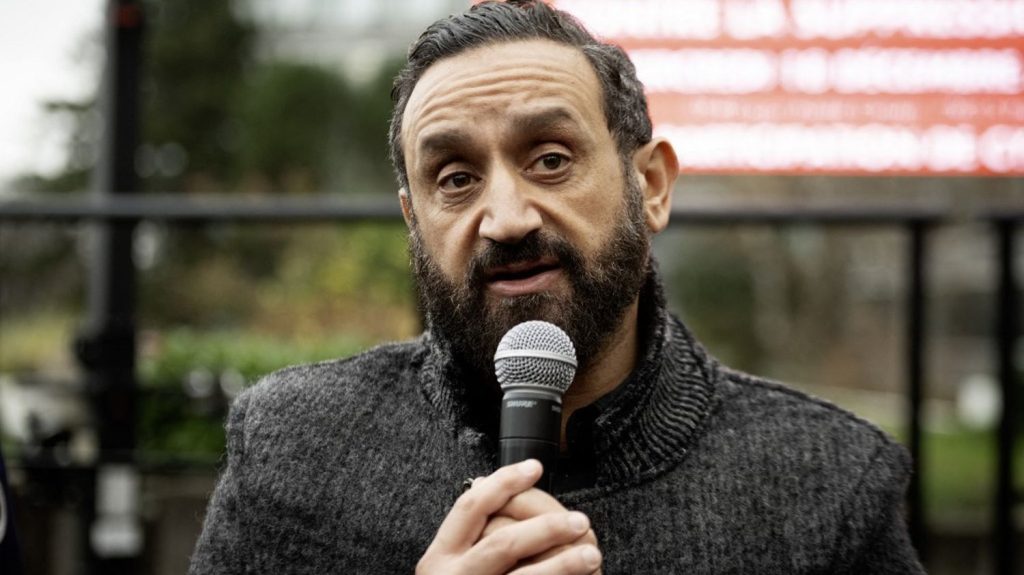 Cyril Hanouna compte poursuivre LFI en justice pour une affiche le visant, accusée d'antisémitisme