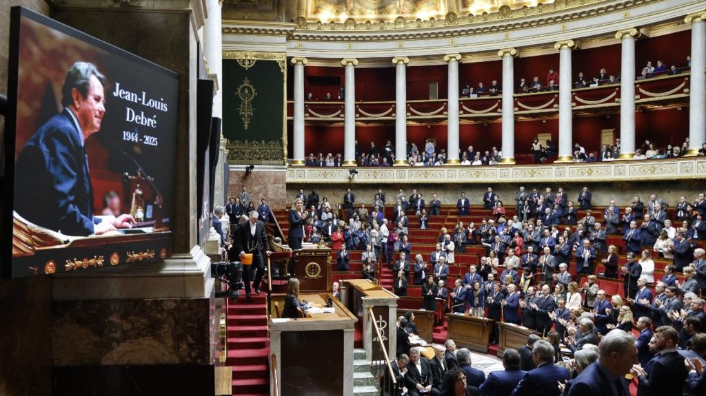 :
    Vidéo




  



  


  
  Mort de Jean-Louis Debré : "La Ve République a perdu l'un de ses plus grands serviteurs", salue Yaël Braun-Pivet avant une minute de silence à l'Assemblée nationale