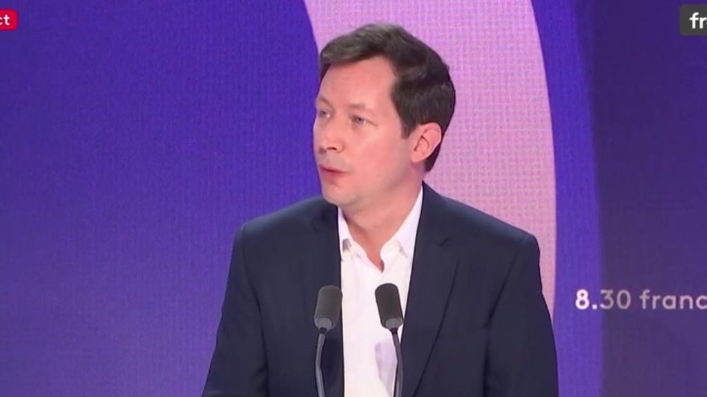 Dépenses militaires : le conclave sur les retraites "n'a plus aucune raison d'être", selon l'eurodéputé François-Xavier Bellamy

          Les dirigeants des Vingt-Sept, réunis jeudi en sommet à Bruxelles, ont donné leur feu vert à un plan de la Commission européenne pour renforcer leur défense."On ne va pas pouvoir augmenter nos dépenses en matière de défense, si on ne fait pas d'efforts sur d'autres sujets", estime l'élu Les Républicains.