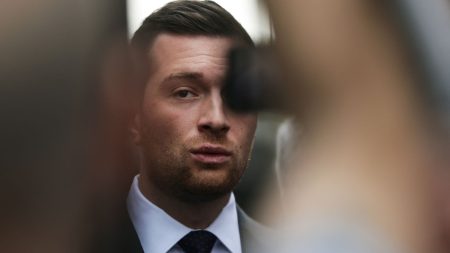 :
    Reportage




  



  


  
  "On a envie d'y croire parce que ça nous fait du bien" : la communauté juive partagée sur le déplacement de Jordan Bardella en Israël