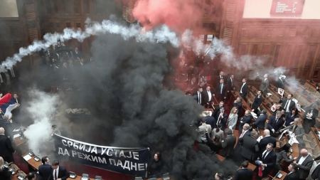 Députés blessés en Serbie : des fumigènes lancés au Parlement Eurozapping : des députés blessés en Serbie après des jets de fumigènes au Parlement