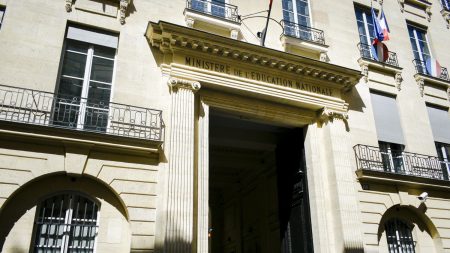 Députés surpris au ministère de l’Éducation pour réclamer des documents :
Reportage
"L'effet de surprise pouvait être un peu inquiétant" : des députés arrivent au ministère de l'Education pour réclamer des documents