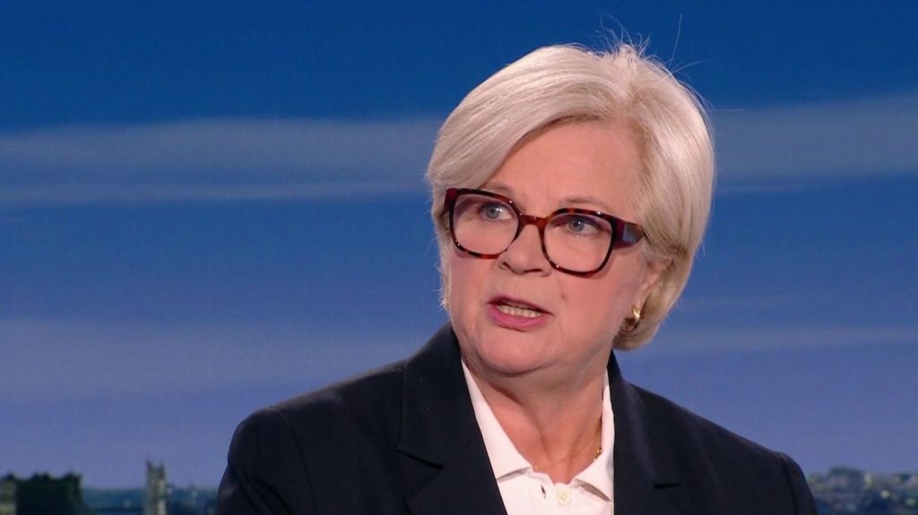 Déserts médicaux : les jeunes médecins préfèrent le travail en groupe, selon Catherine Vautrin Déserts médicaux : "Les jeunes médecins ne veulent plus travailler tous seuls, ils veulent travailler en groupe", souligne Catherine Vautrin, ministre de la Santé