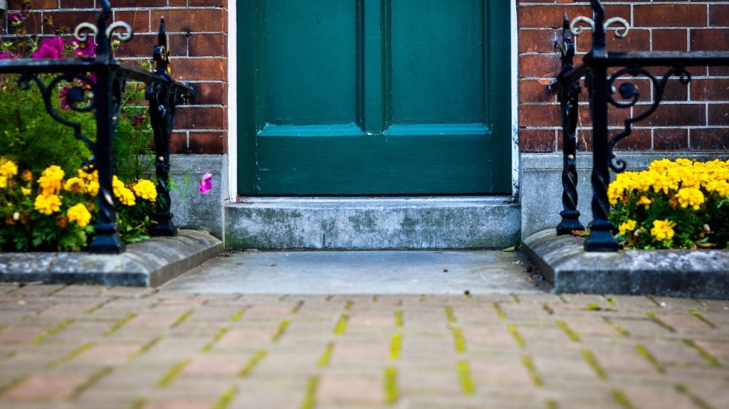 :
    le dernier publié



  



  


      

  

  
    
    À Dublin, une étudiante bolivienne dit avoir reçu des propositions de logements en échange de relations sexuelles

          Alors que la Commission européenne dévoile mardi son plan européen pour le logement abordable, c'est en Irlande que se loger revient actuellement le plus cher. Au point qu'à Dublin, des personnes se voient proposer un toit en échanges de relations sexuelles.
    
    
          Diffusé le 25/03
                      
        3min