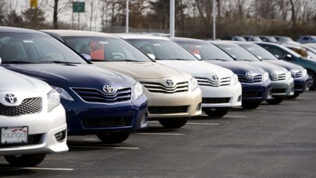 États-Unis : inquiétude des concessionnaires face à la hausse des droits de douane sur les voitures :
Reportage
"Les concessionnaires sont très inquiets" : aux Etats-Unis, l'augmentation des droits de douane sur les voitures étrangères risque de perturber le marché