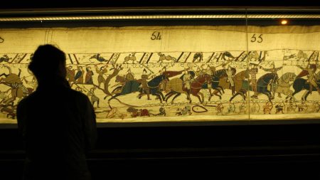 Des chercheurs allemands ont retrouvé un fragment de tapisserie dérobé lors de l’occupation nazie

          Des chercheurs des Archives d’État en Allemagne ont découvert un bout de la tapisserie de Bayeux discrètement pillé pendant la Seconde Guerre mondiale. Une "découverte sensationnelle", selon Rainer Hering, directeur des Archives, qui a fait part de sa joie auprès de nos confrères allemands du journal "Norddeutscher Rundfunk".