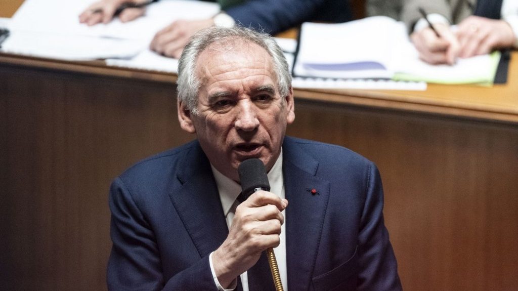 :
    Édito



  



  


      

  

  
    Gouvernement de François Bayrou : Y a-t-il un chef d'orchestre ?

          François Bayrou a dû convoquer cinq ministres en désaccord sur l'interdiction du port du voile lors des compétitions sportives et les a invités à faire preuve de "solidarité". Une divergence de points de vue visible entre plusieurs membres de l'exécutif qui ne peut, à elle seule, s'expliquer par la fragilité de la situation politique actuelle.