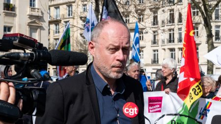 François Bayrou rejette la retraite à 62 ans : La CGT dénonce un « scandale » et une « trahison » Rejet par François Bayrou du retour à la retraite à 62 ans : "C'est un scandale dans la façon de trahir sa parole", dénonce la CGT