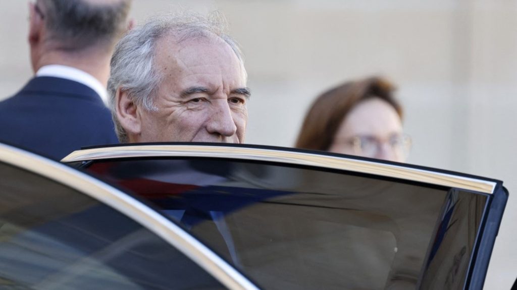 François Bayrou visitera vendredi une entreprise d’armement à Bourges, dans le Cher