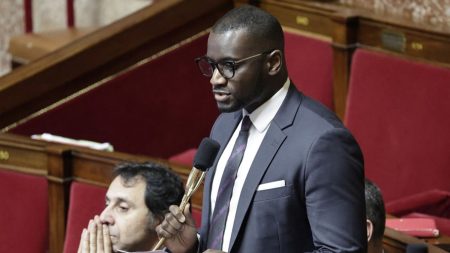 Fraude fiscale : Enquête classée sans suite pour le député LFI Carlos Martens Bilongo Le député LFI Carlos Martens Bilongo annonce le classement sans suite de l'enquête pour fraude fiscale qui le visait