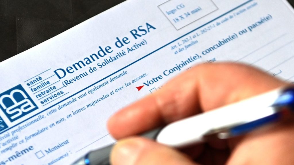 Fraude sociale : le gouvernement entend s'attaquer au RSA indûment perçu par certains trafiquants de drogue

          Catherine Vautrin, ministre du Travail, de la Santé et des Solidarités, veut sortir de la "naïveté" et intervenir. Le gouvernement espère récupérer 40 milliards d’euros d’ici quatre ans en luttant contre la fraude fiscale et sociale.