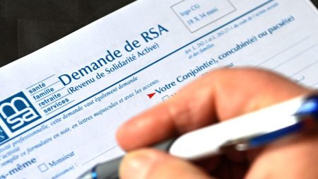 Fraude sociale : RSA visé par le gouvernement chez certains trafiquants de drogue Fraude sociale : le gouvernement entend s'attaquer au RSA indûment perçu par certains trafiquants de drogue
Catherine Vautrin, ministre du Travail, de la Santé et des Solidarités, veut sortir de la "naïveté" et intervenir. Le gouvernement espère récupérer 40 milliards d’euros d’ici quatre ans en luttant contre la fraude fiscale et sociale.