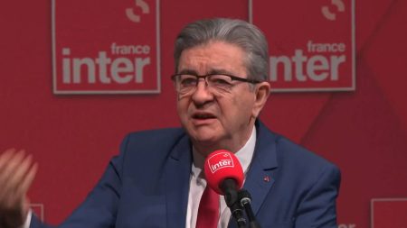 Jean-Luc Mélenchon critique Macron pour sa gesticulation face à la ‘menace russe’ "Menace russe" : "Emmanuel Macron a tort de faire cette gesticulation", selon Jean-Luc Mélenchon