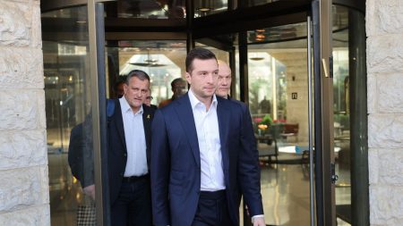 Jordan Bardella en Israël : "C'est évidemment un soutien de façade et personne n'est dupe", taclent des opposants politiques au RN