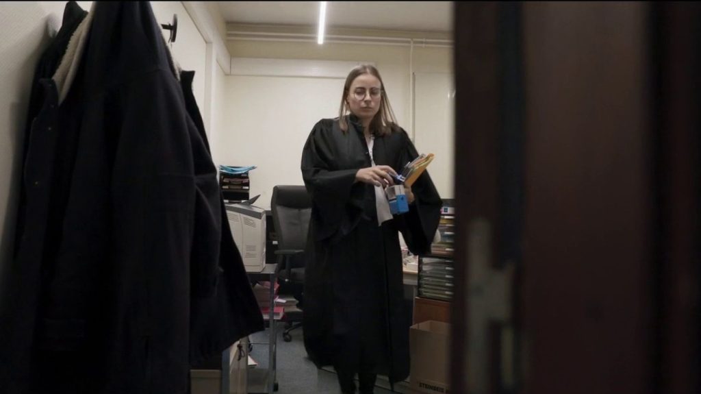 :
    Vidéo




  



  


  
  "On est noyés sous les procédures" : dans les coulisses du tribunal de Bobigny, une magistrate face aux limites de la justice des mineurs