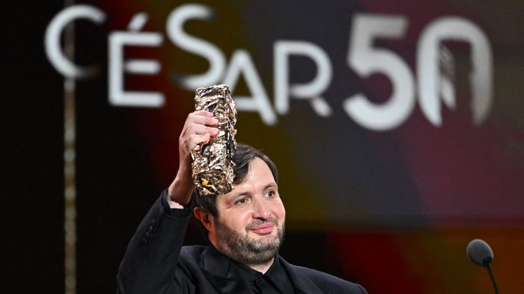 Karim Leklou remporte le César du meilleur acteur au nom de "tous les gentils"