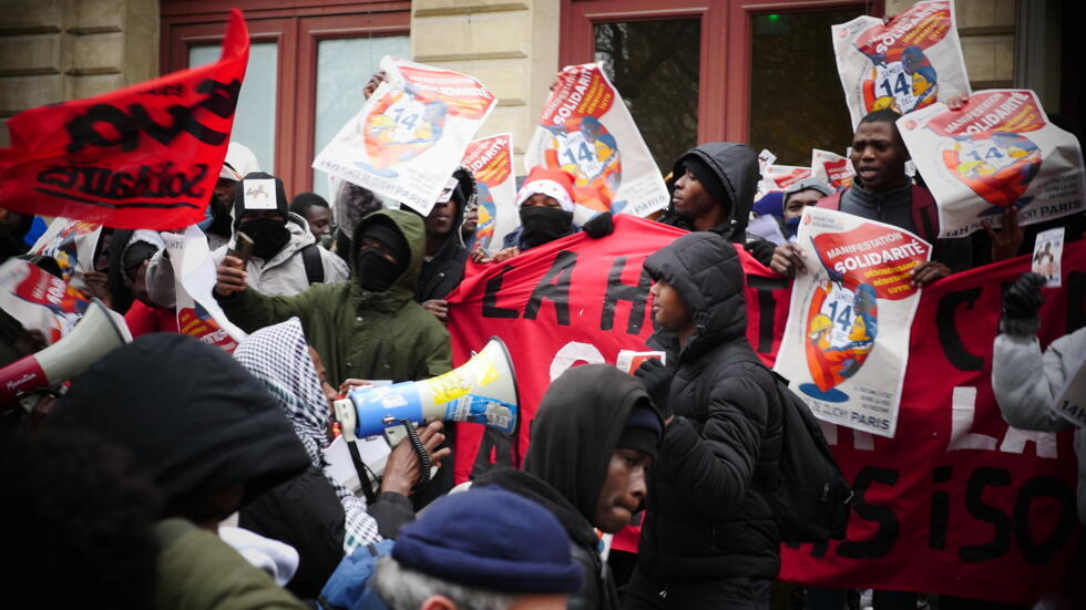 Les mineurs non accompagnés se sont réunis au Gaîté Lyrique Theatre de Paris, exigeant des droits pour les migrants, le mercredi 11 décembre 2024.