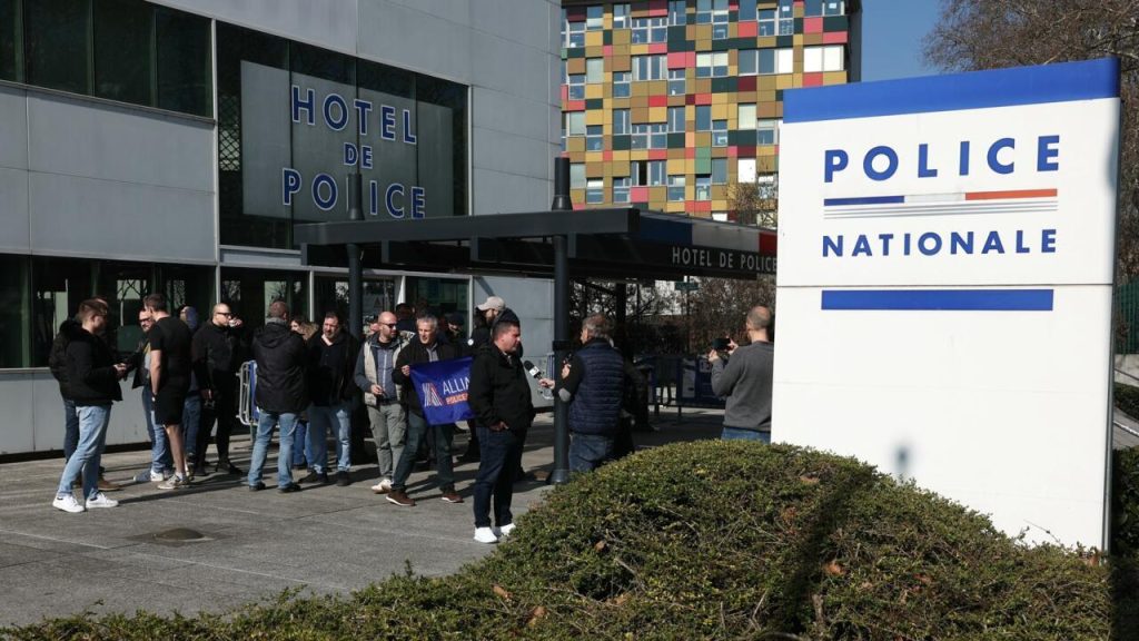 La protestation de la police française en tant qu'officier qui a tiré sur un adolescent fait face à un procès pour meurtre