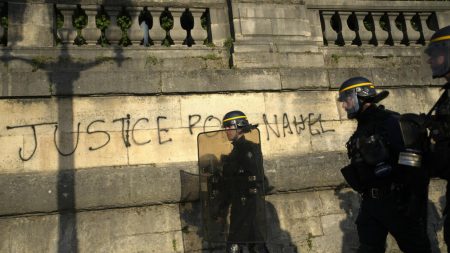 Les procureurs exigent un procès de policier pour le meurtre des adolescents