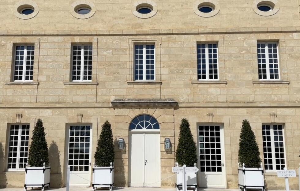 Le Chateau Haut-Brion, près de Bordeaux, l'un des nombreux producteurs de vin de la région, qui travaille avec Chinedu Rosa. 18 mars 2025.