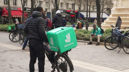 Livraison à domicile : les livreurs des plateformes exposés à de multiples risques selon l'Anses