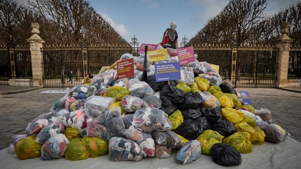 Loi anti fast-fashion : des tonnes de déchets textiles déversées devant le Sénat pour protester contre son "inertie"