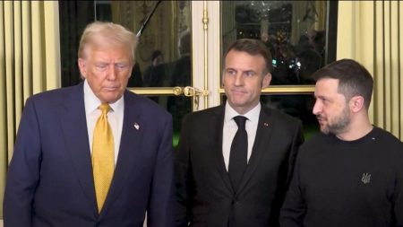 Macron appelle Trump et Zelensky au calme E.Macron appelle D.Trump et V.Zelensky au calme