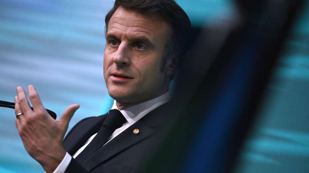 "Il redevient une figure de rassemblement" : Emmanuel Macron de nouveau au centre du jeu à la faveur de la crise ukrainienne