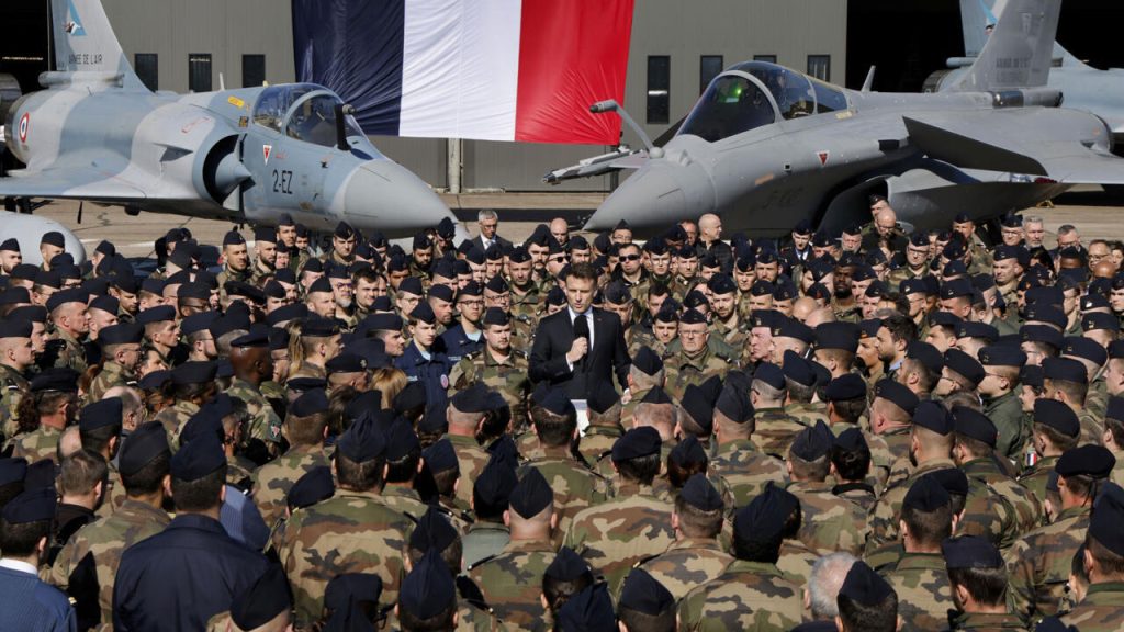 Macron dit que la France «augmente» les ordres pour les avions de guerre de Rafale