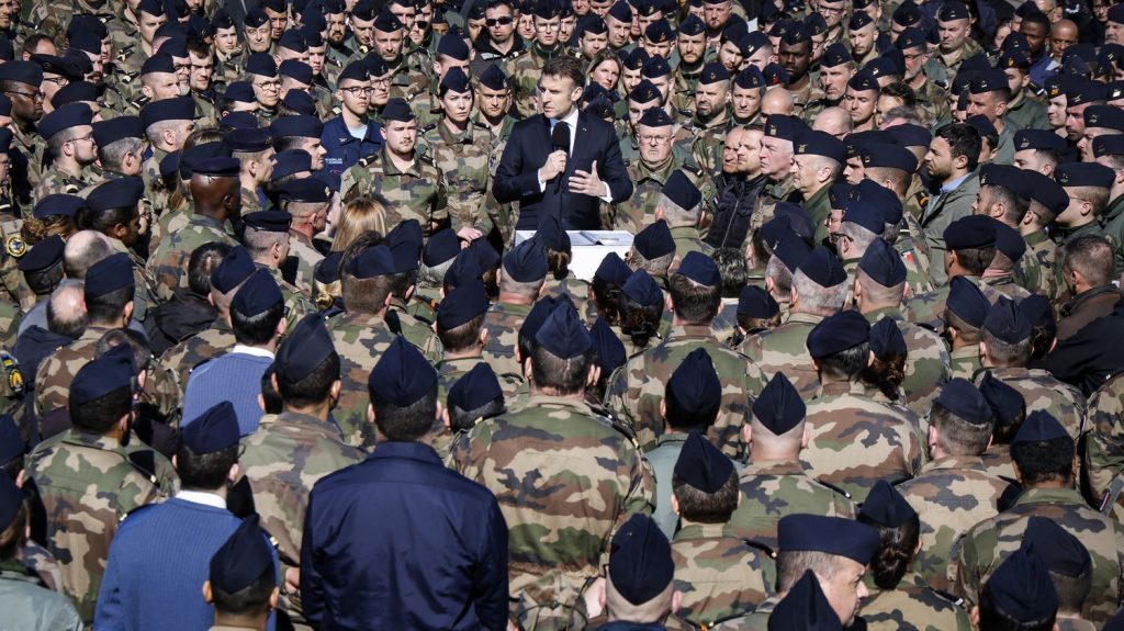 L'armée française va "accroître et accélérer les commandes de Rafale", annonce Emmanuel Macron