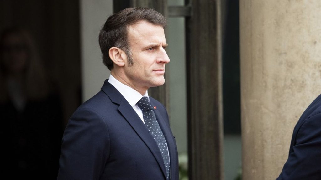 La Russie n'a pas son mot à dire si l'Ukraine "demande à des forces alliées d'être sur son territoire" en garantie d'un accord de paix, affirme Emmanuel Macron
