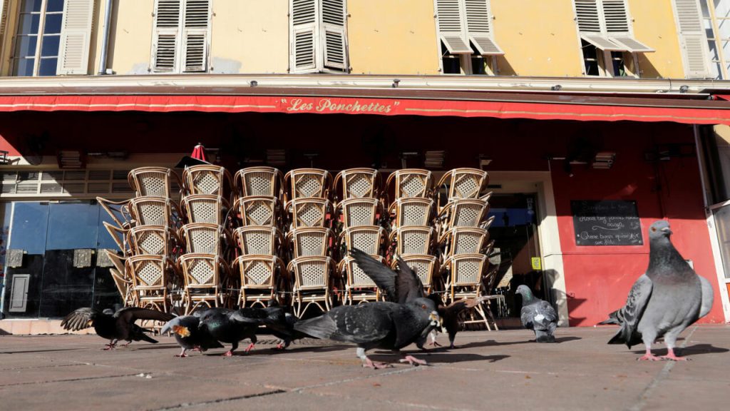 Macron salue la solidarité française cinq ans après le premier verrouillage covide