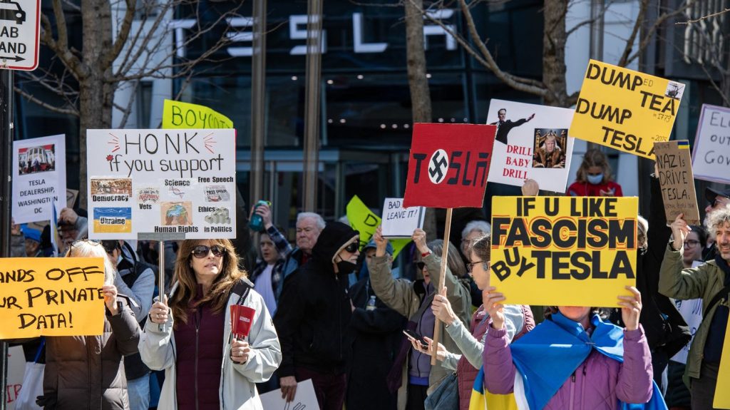 :
    Reportage




  



  


  
  "Le mouvement s’élargit" : aux Etats-Unis, une manifestation contre Tesla près d'Atlanta pour dénoncer les mesures d'Elon Musk
