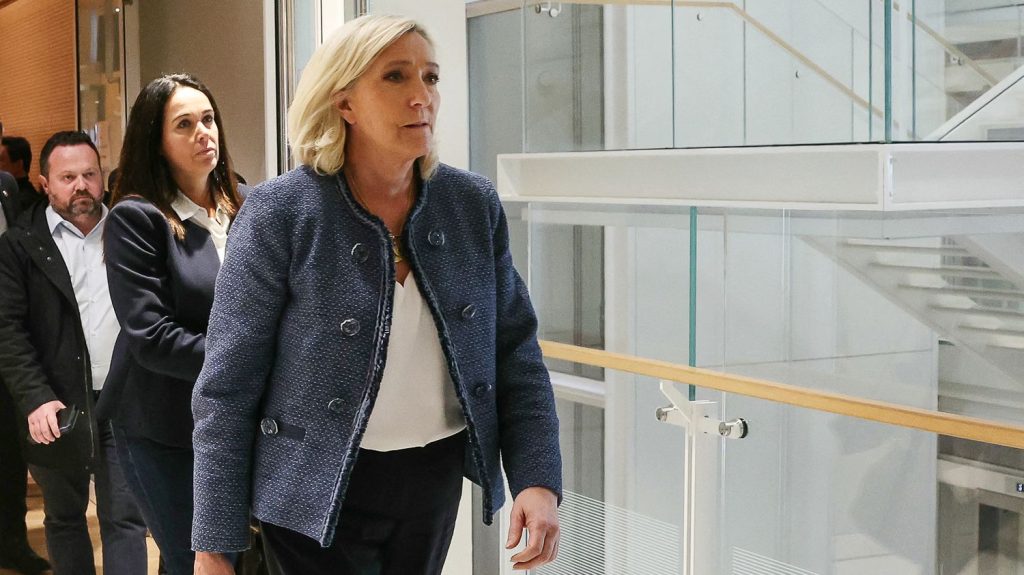 Marine Le Pen condamnée à deux ans de prison ferme et cinq ans d'inéligibilité avec application immédiate au procès des assistants parlementaires du FN