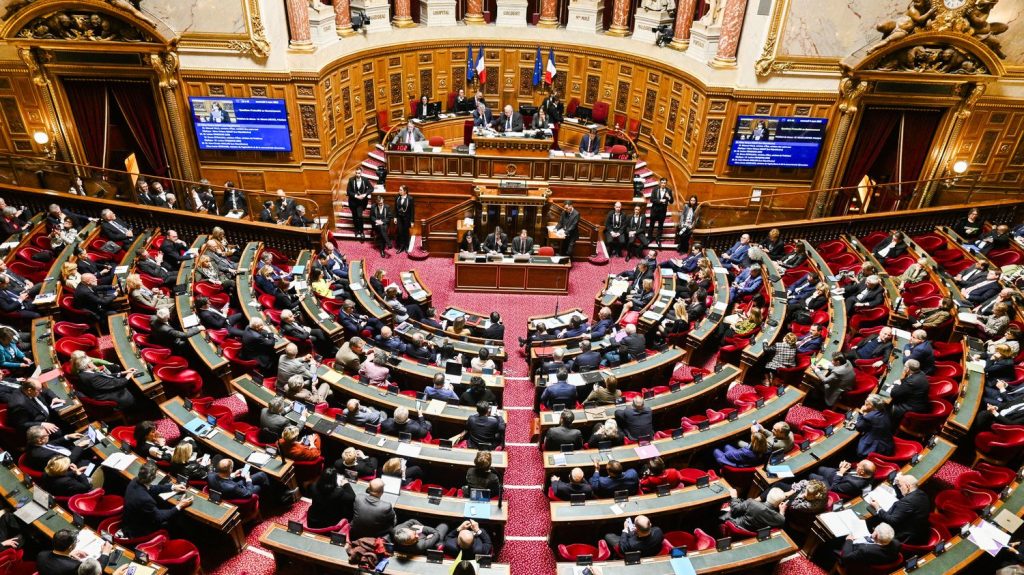 Médecins du monde dénonce "une grave atteinte aux fondements de notre modèle social", après le vote du Sénat limitant l'accès aux prestations sociales pour les étrangers