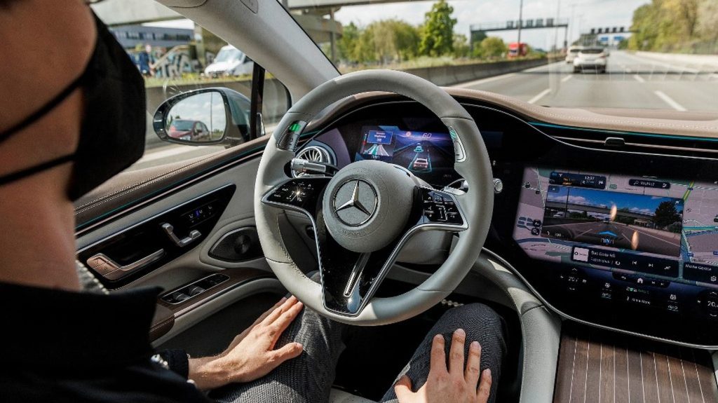 :
    le dernier publié



  



  


      

  

  
    
    Des feux de circulation bleu turquoise pour les voitures Mercedes totalement automnomes

          Après la Californie, l'Allemagne a donné, jeudi, son accord au constructeur Mercedes pour circuler, en conduite automome, avec des feux bleu turquoise.
    
    
          Diffusé le 07/03
                      
        2min