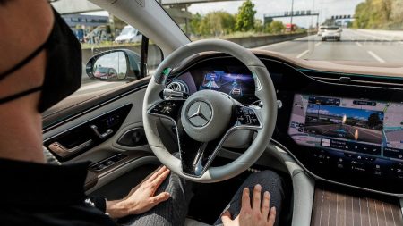 :
    le dernier publié



  



  


      

  

  
    
    Des feux de circulation bleu turquoise pour les voitures Mercedes totalement automnomes

          Après la Californie, l'Allemagne a donné, jeudi, son accord au constructeur Mercedes pour circuler, en conduite automome, avec des feux bleu turquoise.
    
    
          Diffusé le 07/03
                      
        2min