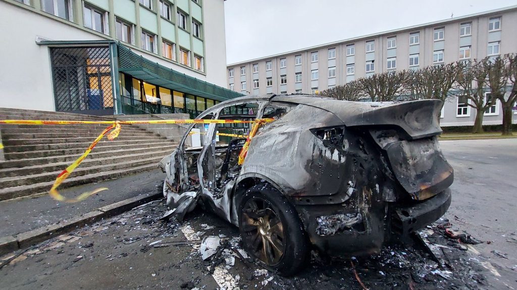 Une enquête ouverte pour une dizaine de voitures incendiées à Niort, dans les Deux-Sèvres, principalement des Tesla