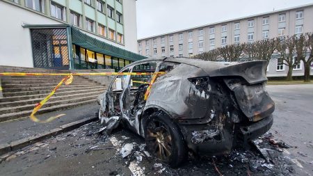 Une enquête ouverte pour une dizaine de voitures incendiées à Niort, dans les Deux-Sèvres, principalement des Tesla