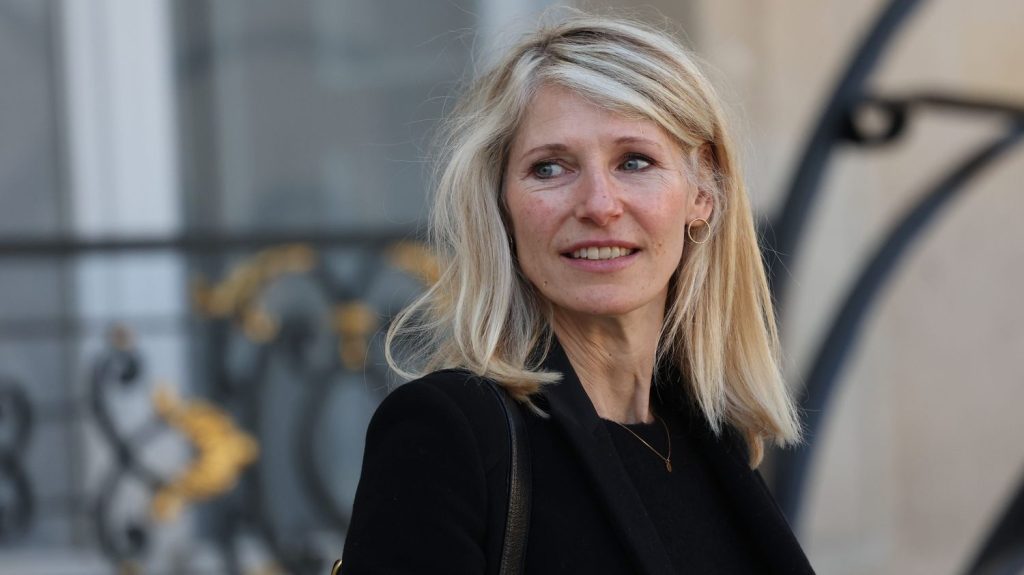 Banderoles insultantes lors de PSG-OM : la ministre des Sports "condamne avec la plus grande fermeté les banderoles insultantes et les chants injurieux"