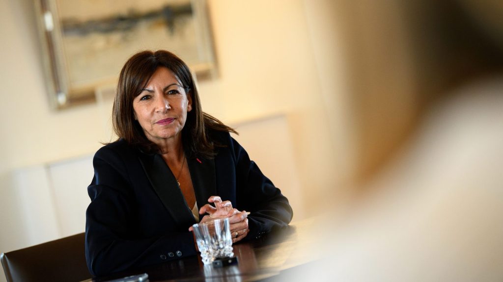 :
    Édito



  



  


      

  

  
    Municipales à Paris : les partis politiques sont-ils encore des outils de sélection démocratique efficaces ?

          Sans même attendre le résultat, Anne Hidalgo a annoncé qu'elle ne soutiendra pas son ancien premier adjoint s'il remporte la primaire PS pour les municipales à Paris. À droite le duel entre Laurent Wauquiez et Bruno Retailleau, pour la présidence du parti, est lui aussi parsemé de coups bas.