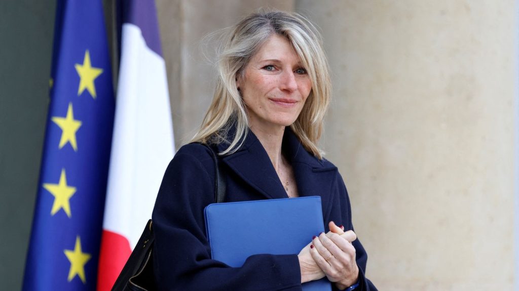 "Le port du voile, ce n'est pas de l'entrisme" : pourquoi les propos de la ministre Marie Barsacq font polémique jusque dans son camp